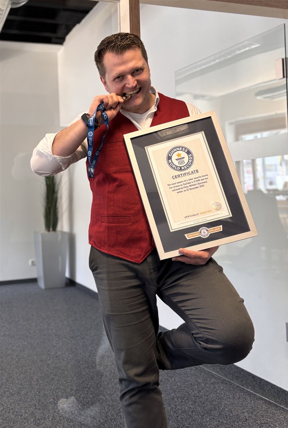 Peter Wilfahrt mit der Guinness-World-Records-Urkunde